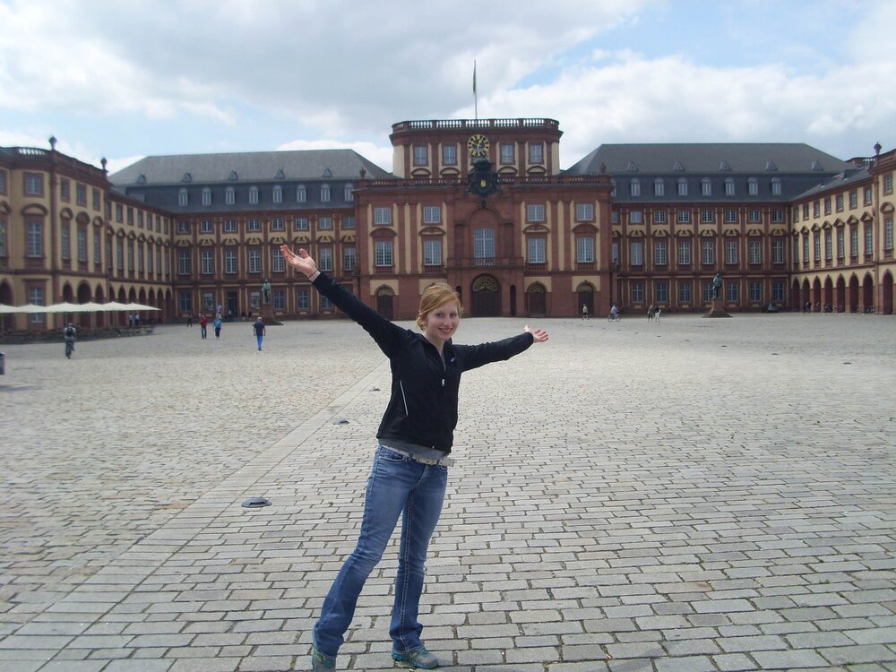 Ellie holding up the Barock castle in Mannheim