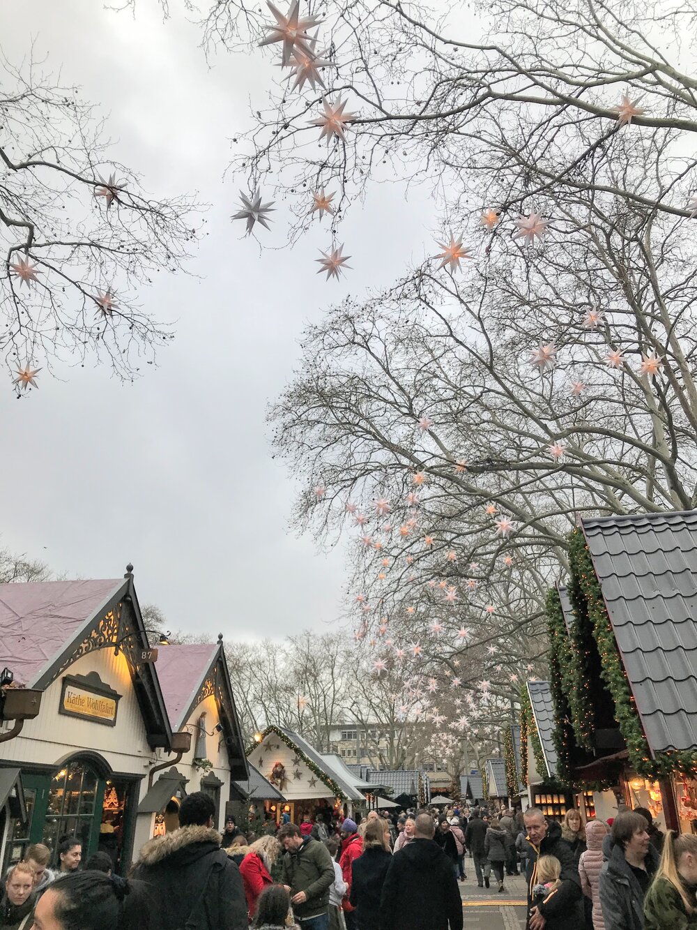 The Christmas market at Köln (Cologne) Neumarkt.